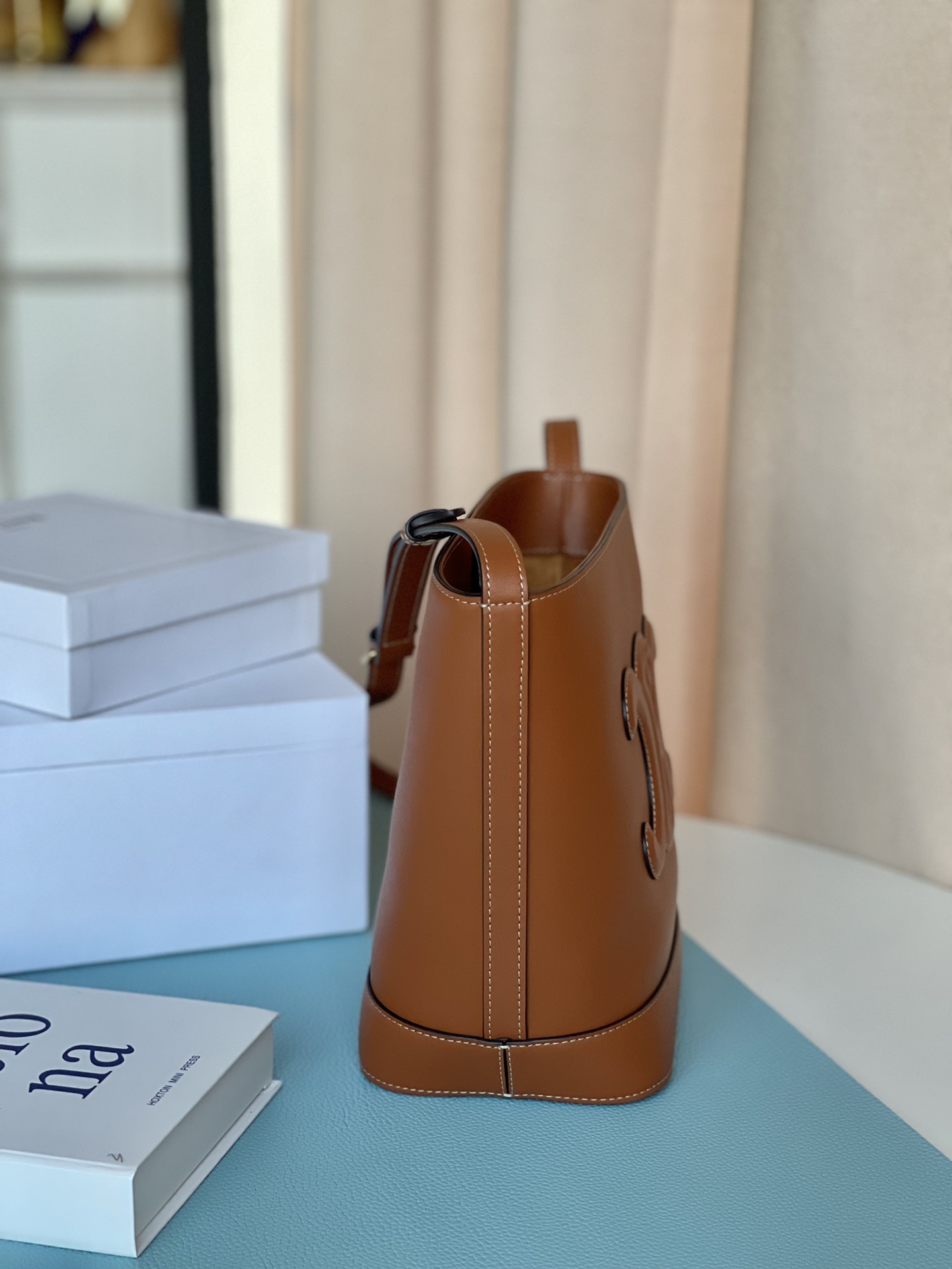 𝐂𝐞𝐥𝐢𝐧𝐞 CUIR TRIOMPHE Small smooth calfskin bucket bag
