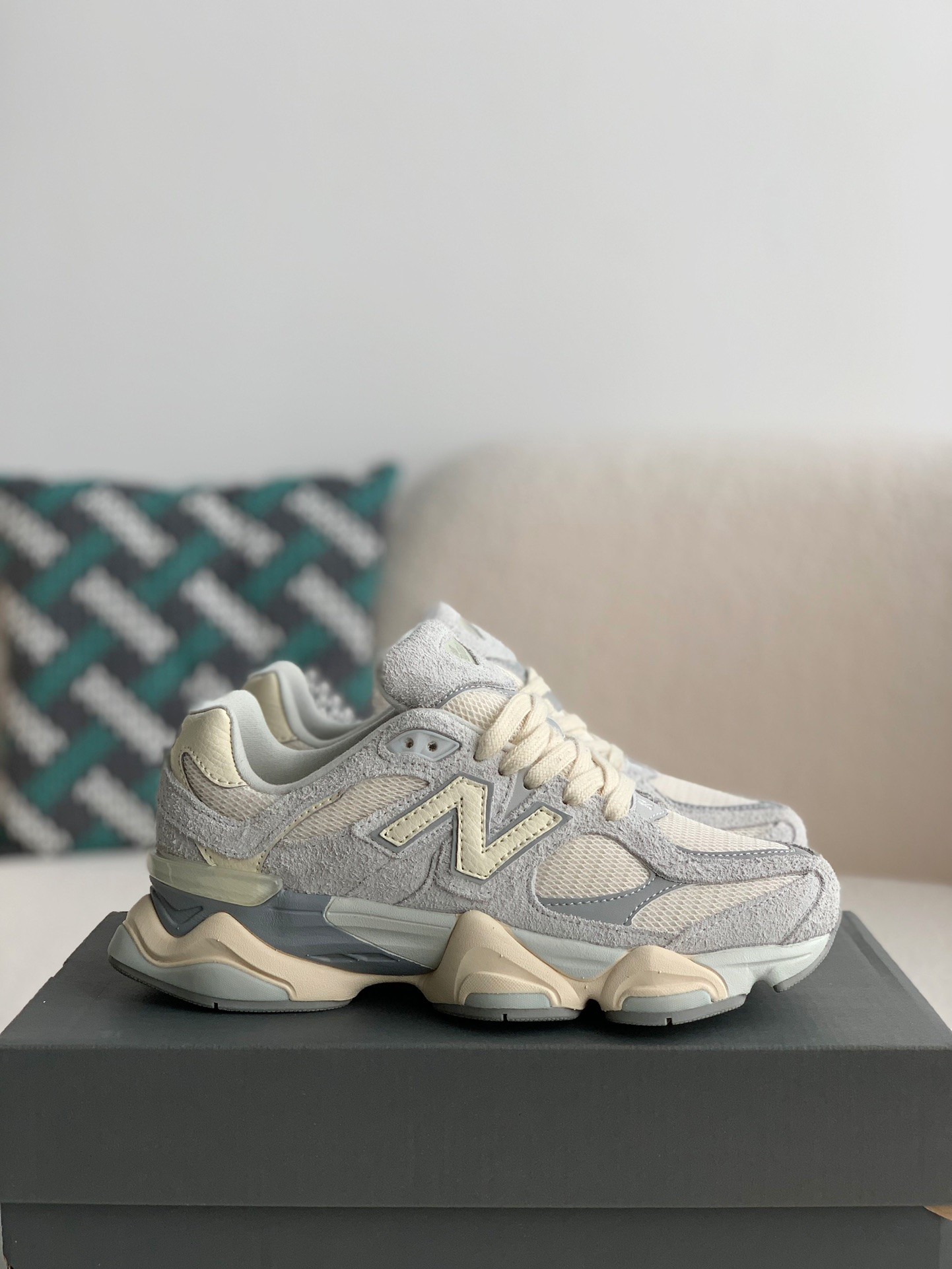 New Balance 2022R Phantom 9060 Sneakers