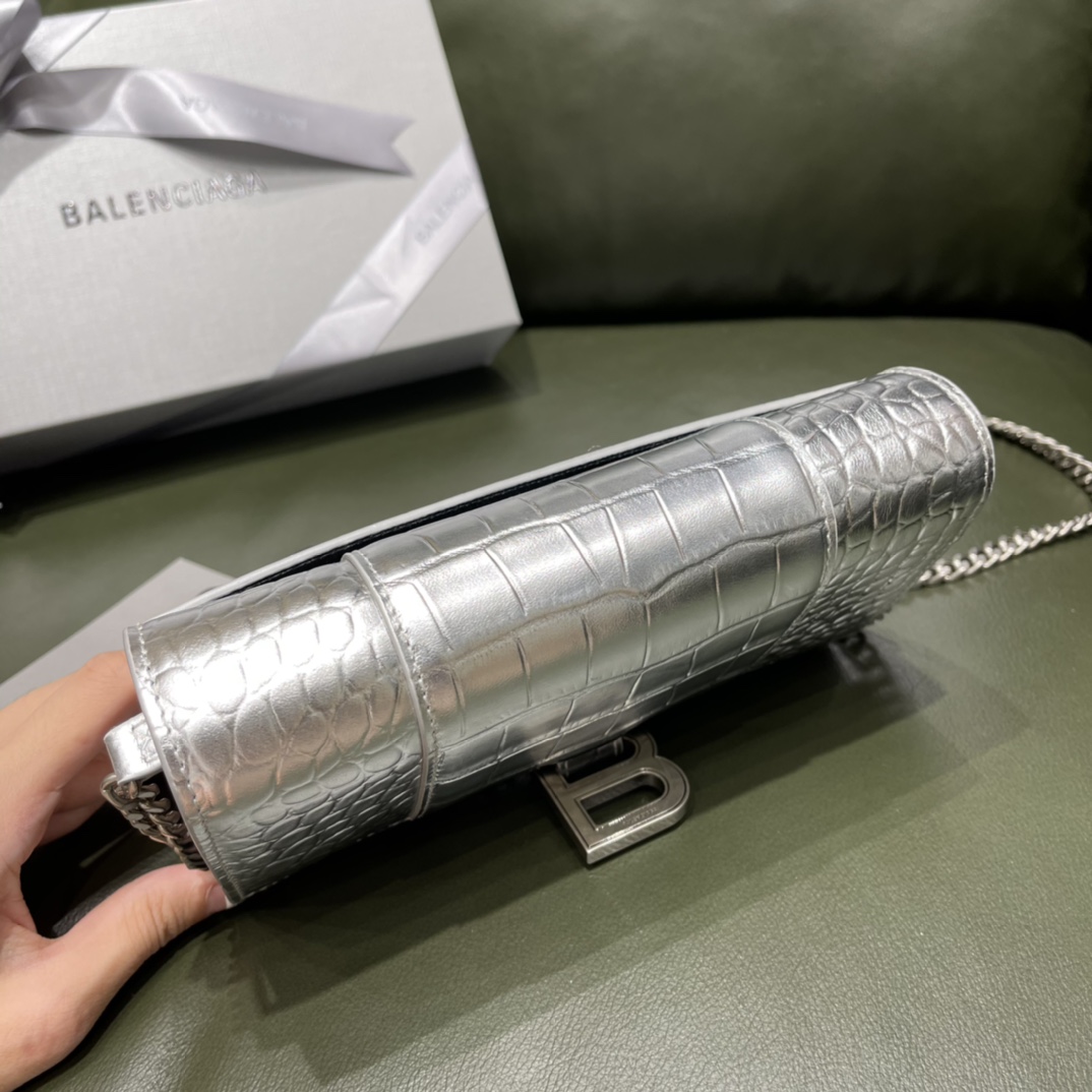 BALENCIAGA 𝐇𝐨𝐮𝐫𝐠𝐥𝐚𝐬𝐬 𝐰𝐚𝐥𝐥𝐞𝐭 𝐨𝐧 𝐜𝐡𝐚𝐢𝐧 ⏳ ▪️ crocodile print silver with silver buckle