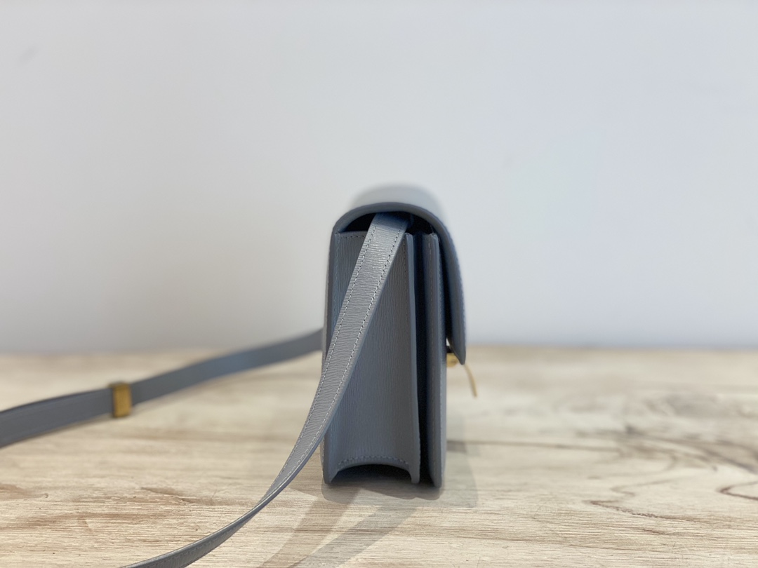 𝐂𝐞𝐥𝐢𝐧𝐞 Box Teen bag in polished calfskin