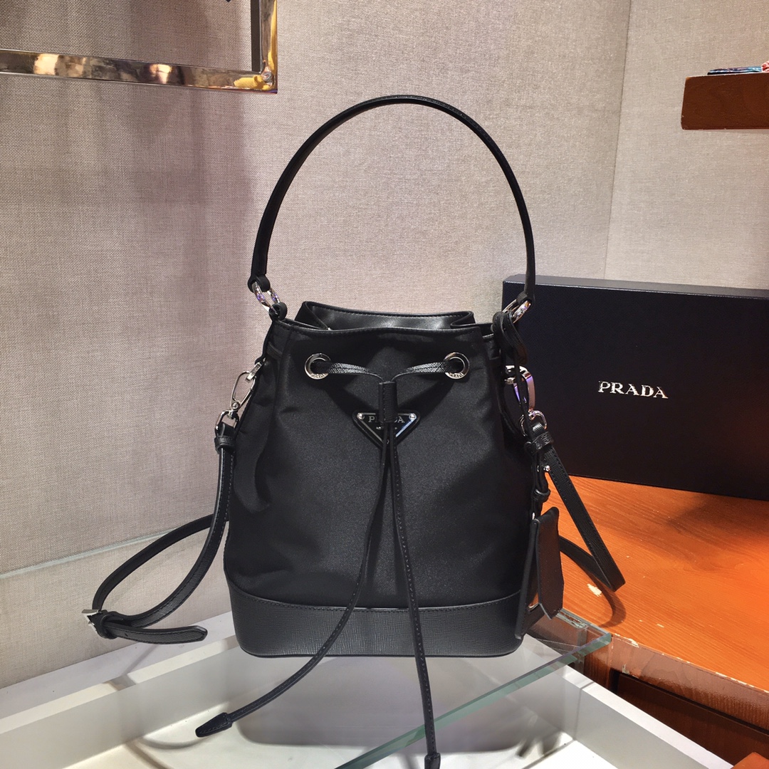 𝐏𝐑𝐀𝐃𝐀 New Bucket Bag