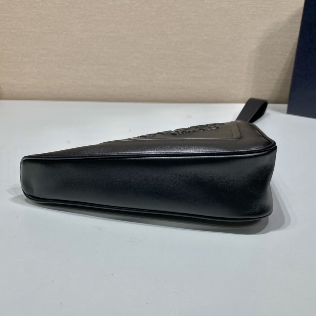 𝐏𝐑𝐀𝐃𝐀 Triangle Handbag 1NE039