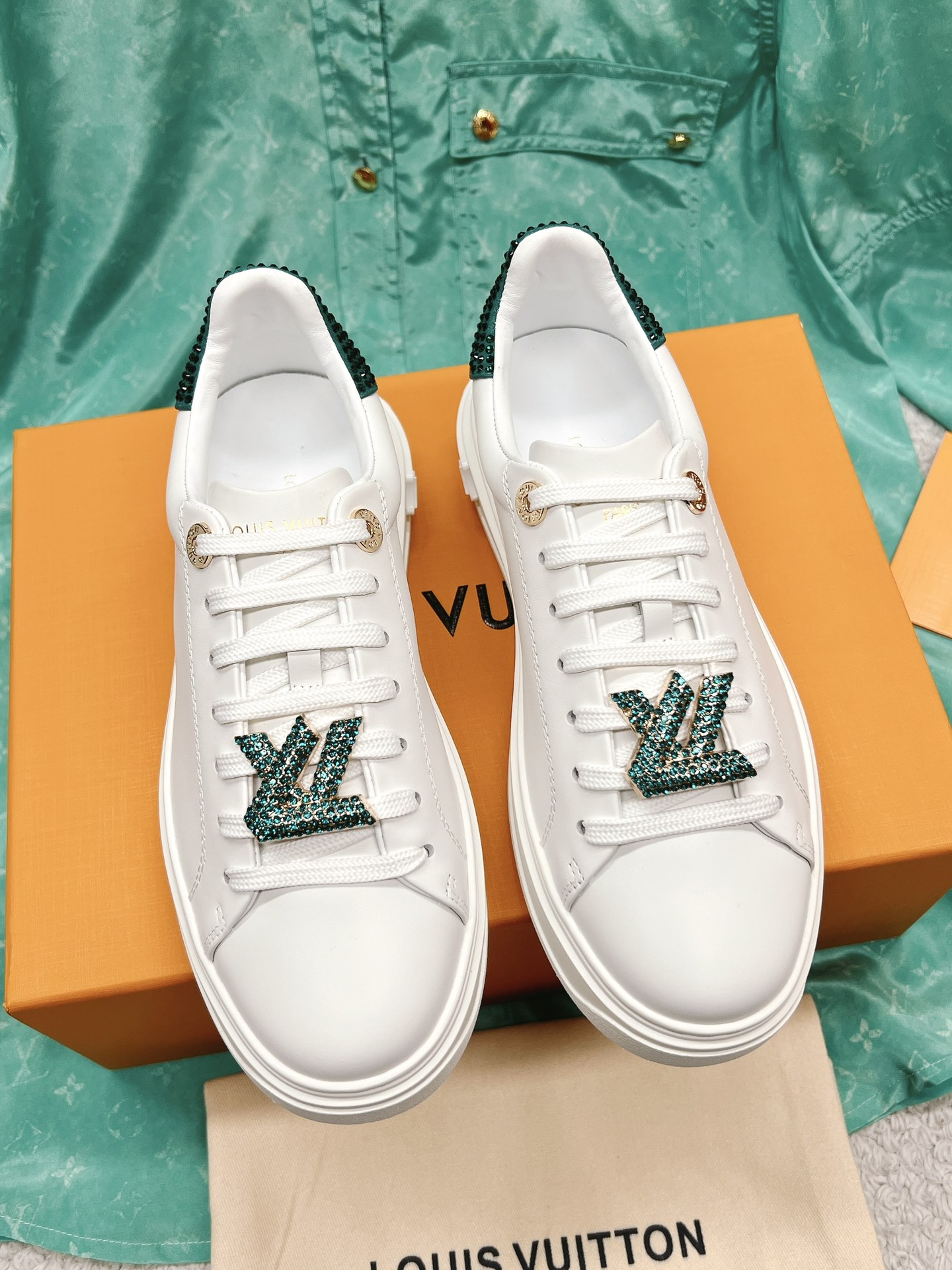 Louis Vuitton's new letter rhinestone white shoes series is new🆕