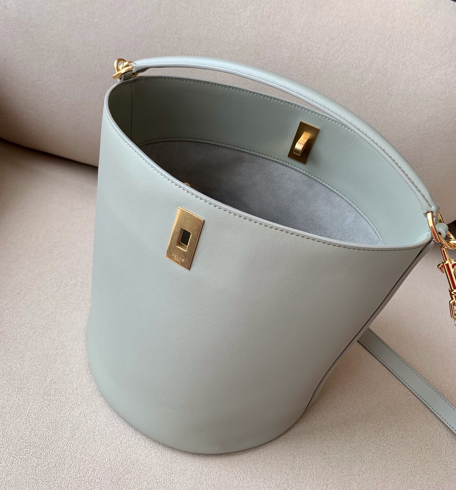 𝐂𝐞𝐥𝐢𝐧𝐞 BUCKET 16 bucket bag in smooth calfskin