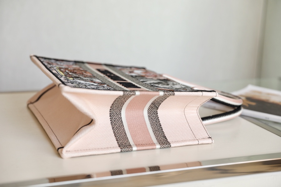 DIOR TOTE Fu Manhua