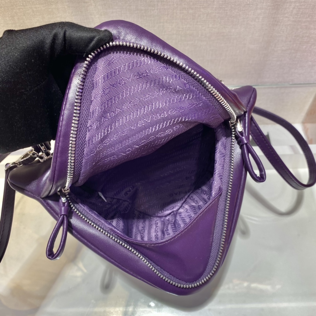 𝐏𝐑𝐀𝐃𝐀 New Women's Bag  1BA315