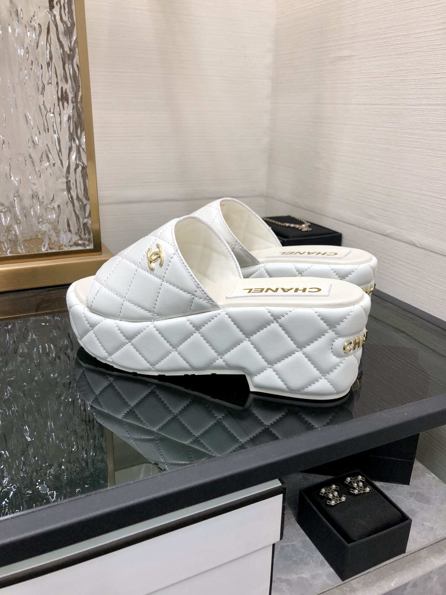 CHANEL 2022 early spring latest slope heel slippers fashionable and versatile series wear-resistant rubber outsole