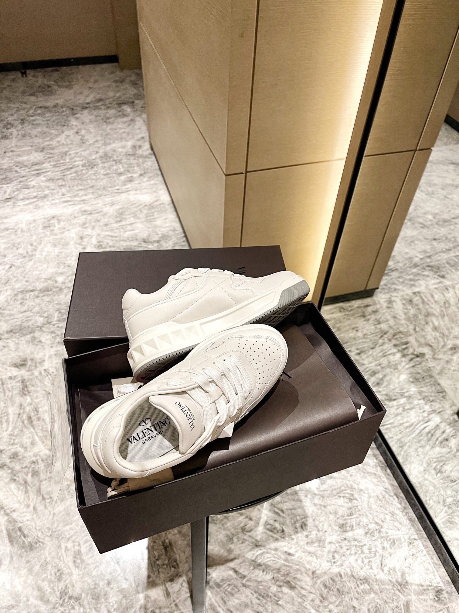 【Valentino】𝟐𝟎𝟐𝟏/𝐒𝐒 𝐧𝐞𝐰 Valentino 2021 fall and winter new one stud sneakers couples on the new