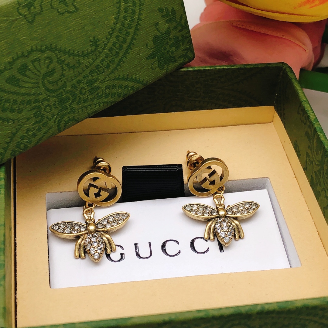𝐆𝐮𝐜𝐜𝐢 Two little bee stud earrings with diamonds