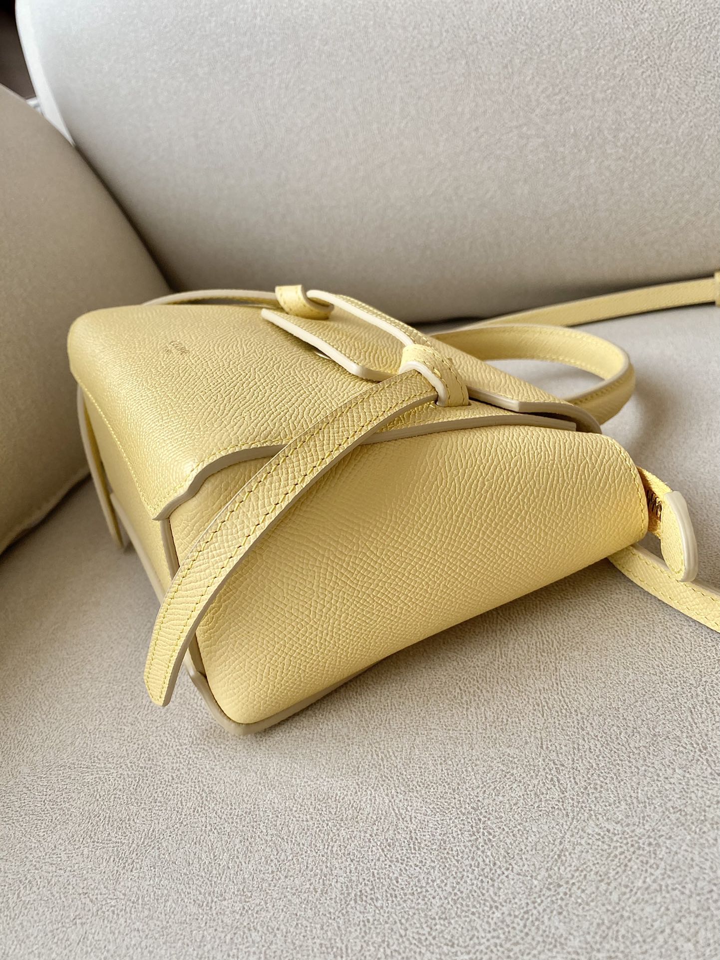 𝐂𝐞𝐥𝐢𝐧𝐞 𝐛𝐞𝐥𝐭 𝐩𝐢𝐜𝐨 𝟏𝟔𝐜𝐦 Grained Calfskin Bag