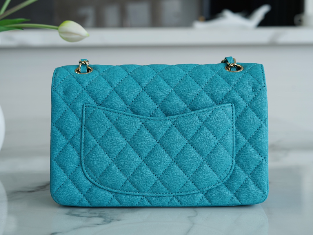 𝐂𝐇𝐀𝐍𝐄𝐋 Classic Flap washed cowhide is made from the most delicate calves just born washed fetal cow small 🦚 peacock blue