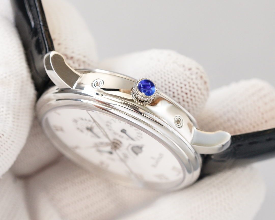 Blancpain - This functional watch comes from the classic Blancpain collection