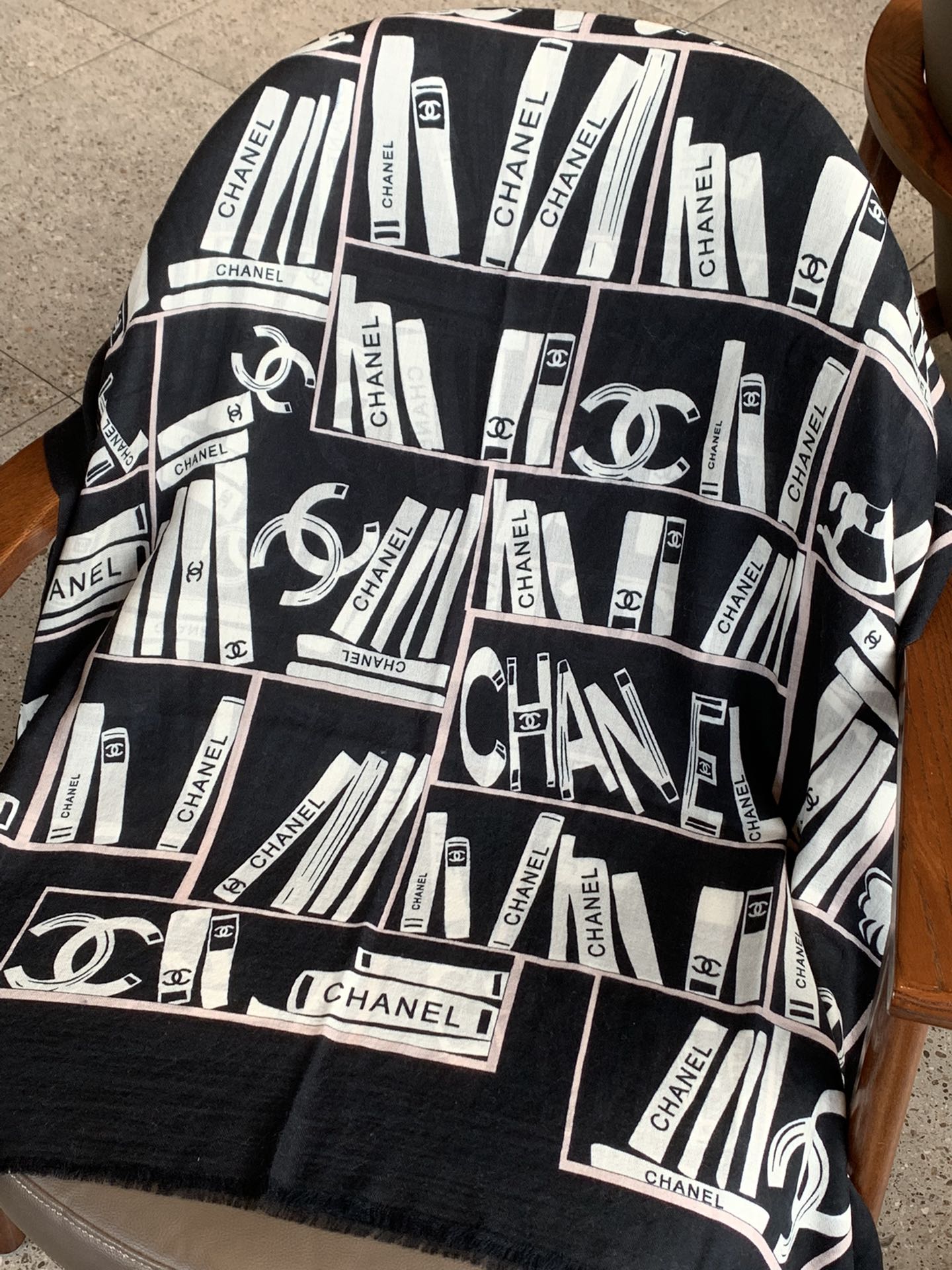 𝐂𝐡𝐚𝐧𝐞𝐥 cashmere scarf