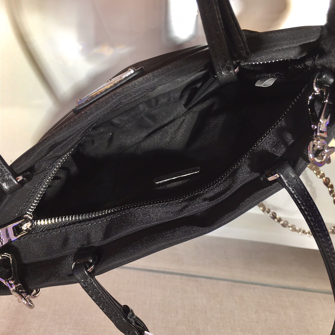 𝐏𝐑𝐀𝐃𝐀 New handbag 1BA252