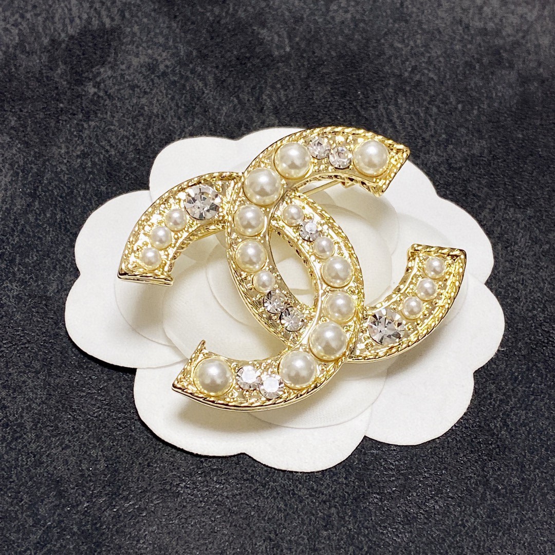 CHANEL🇫🇷Chanel diamond and pearl with Chanel brooch