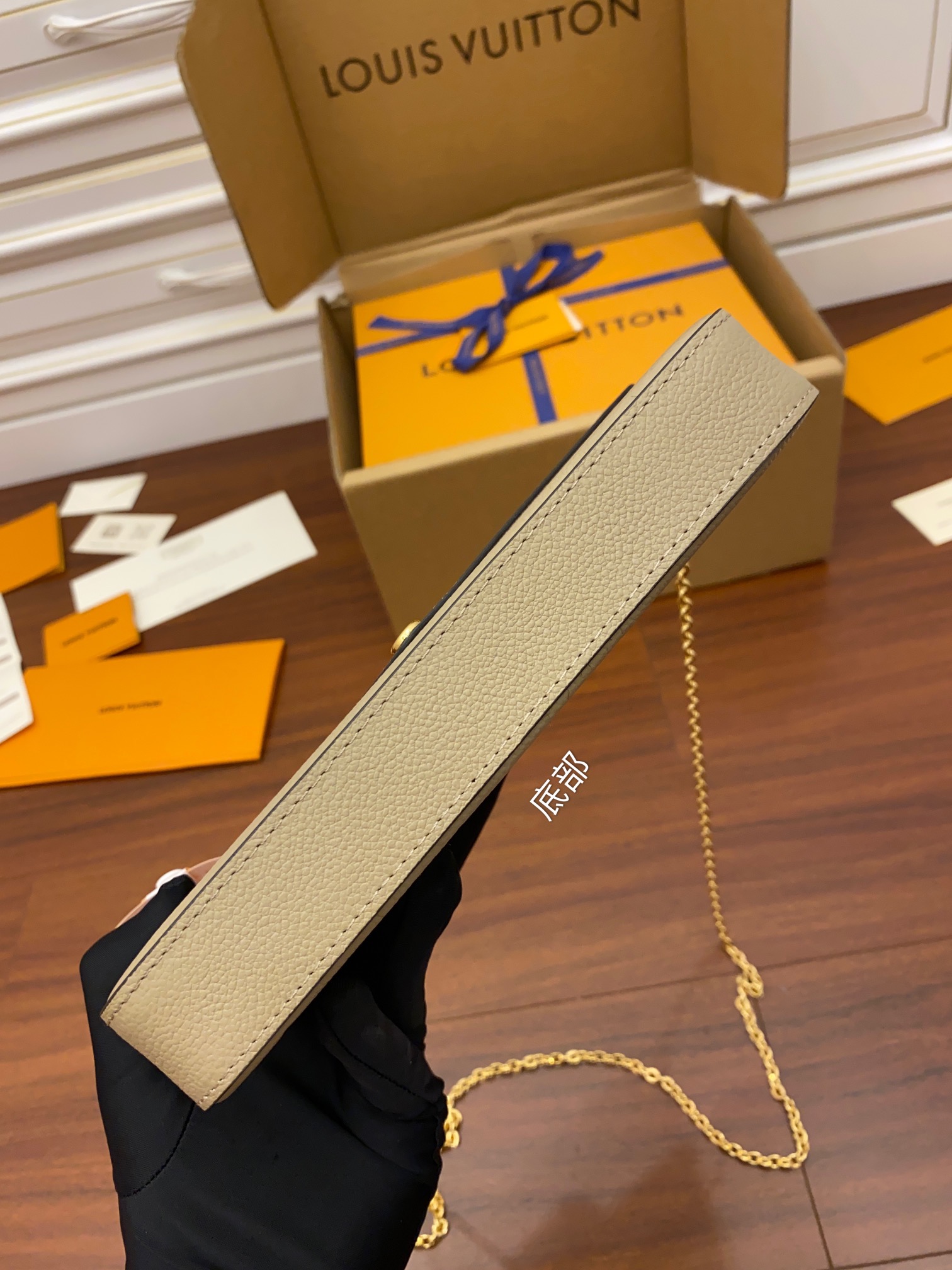 Louis Vuitton M69977