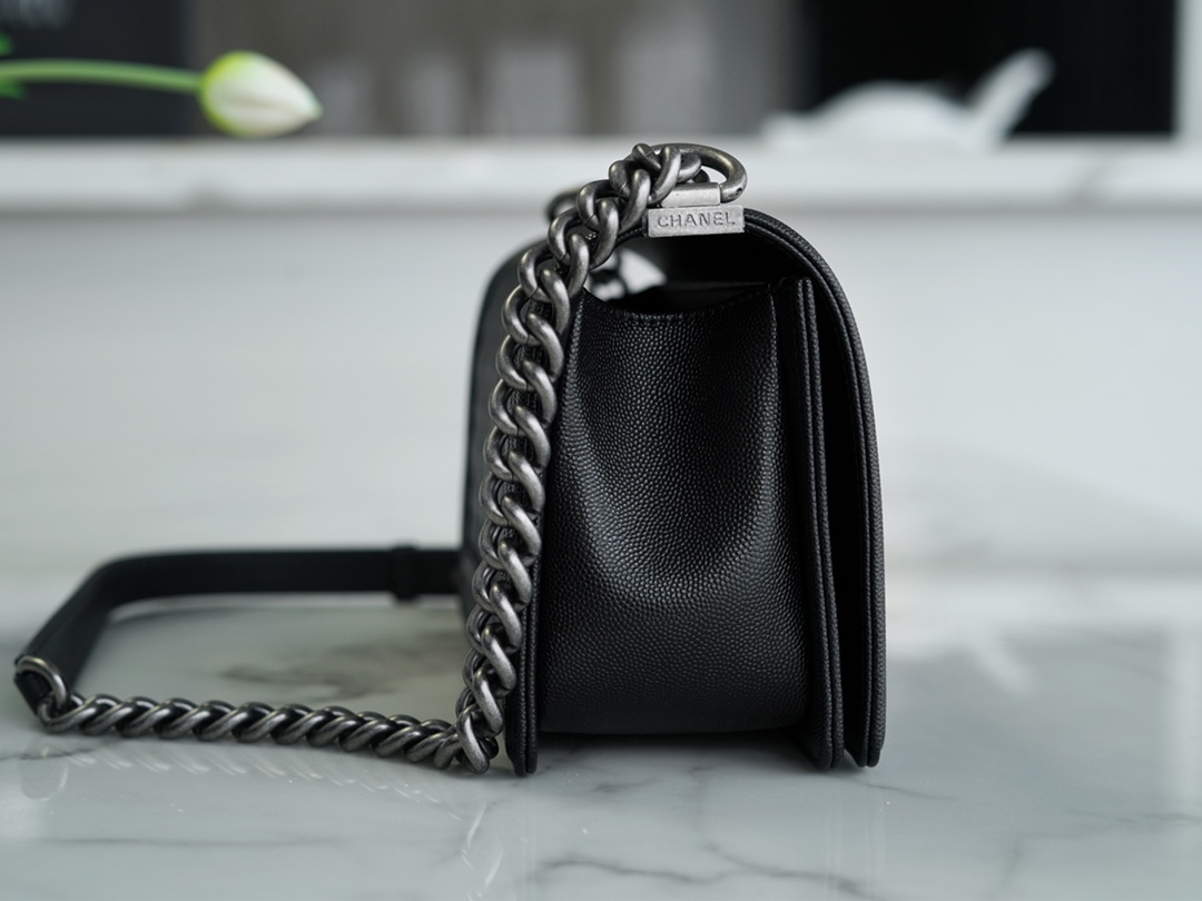 𝗖𝗵𝗮𝗻𝗲𝗹 𝗟𝗲𝗯𝗼𝘆 Imported custom caviar calfskin:Small ball pattern Medium Black Silver