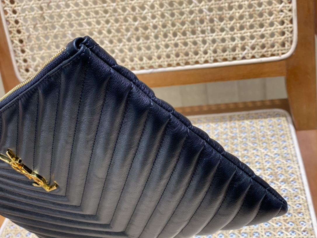 SAINT LAURENT 𝑴𝒐𝒏𝒐𝒈𝒓𝒂𝒎 𝑾𝒐𝒄  #559193