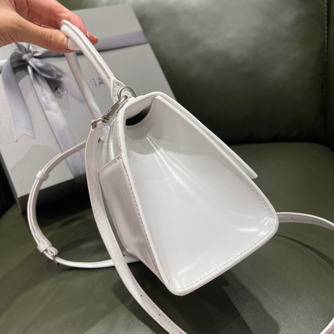 BALENCIAGA 𝐇𝐨𝐮𝐫𝐠𝐥𝐚𝐬𝐬 𝐒 The hourglass bag of the fashion world