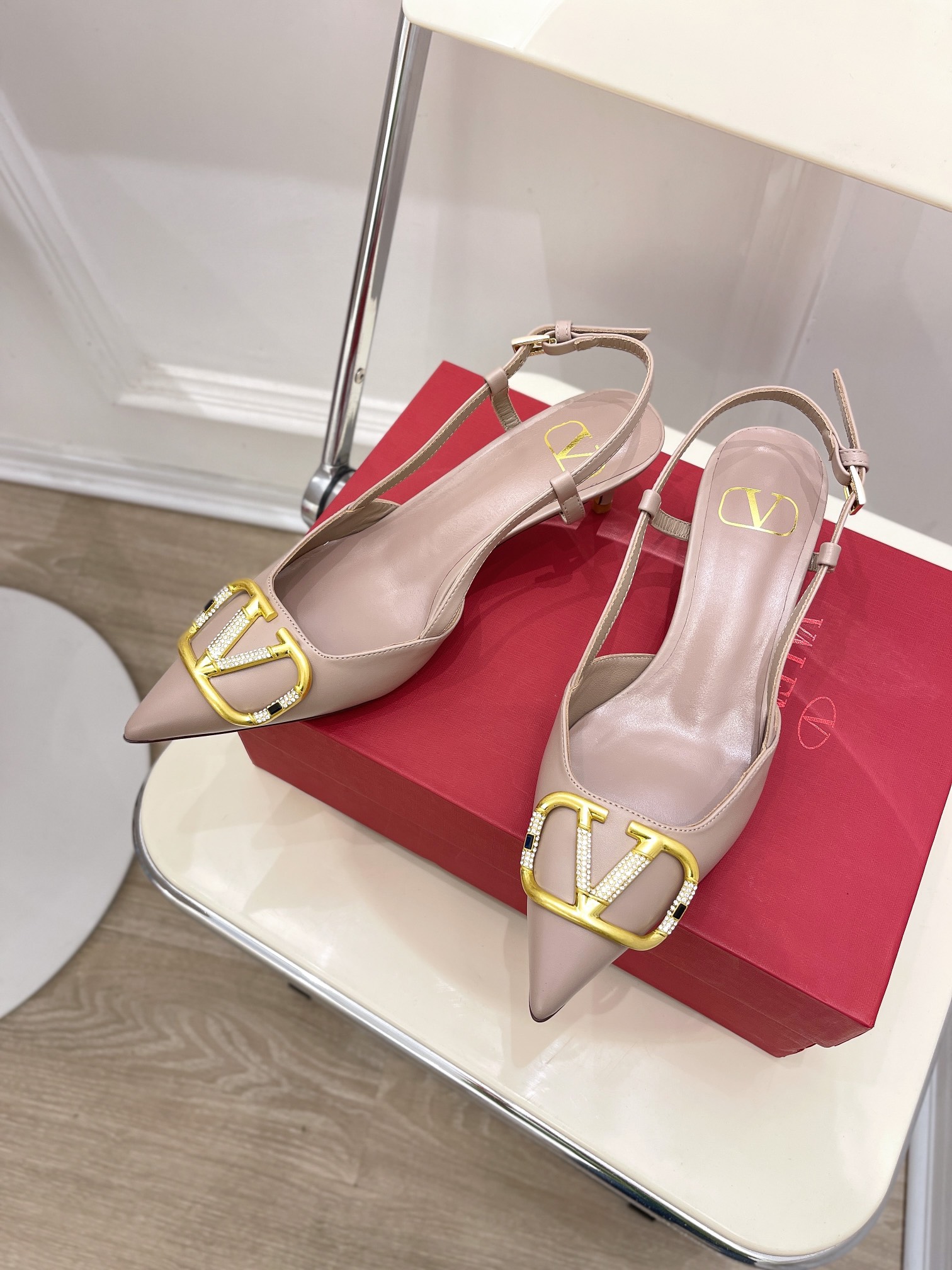 【Valentino】𝟐𝟎𝟐𝟏/𝐒𝐒 𝐧𝐞𝐰 Valentino 2022 spring and summer new large V diamond buckle high heels on the new