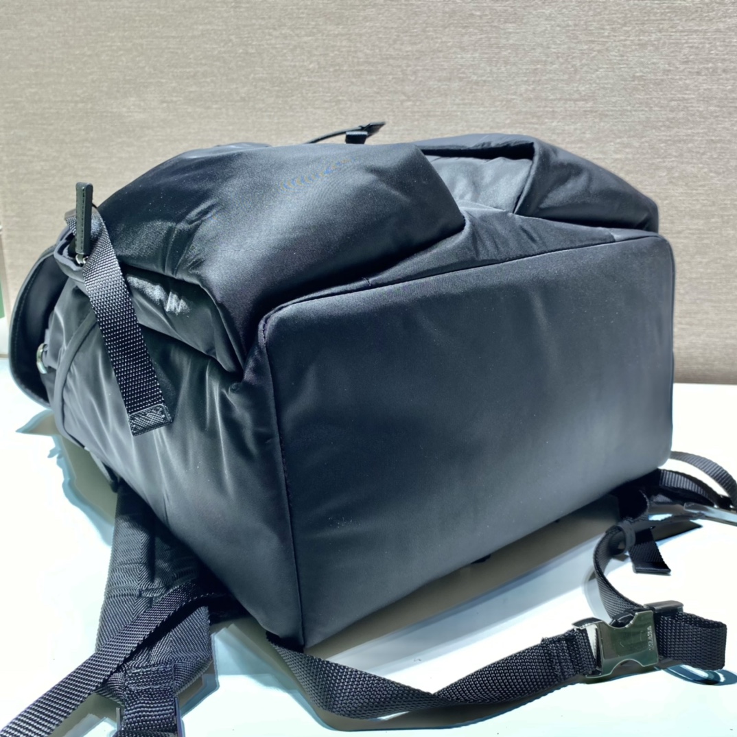 𝐏𝐑𝐀𝐃𝐀 New hiking bag 2VZ019