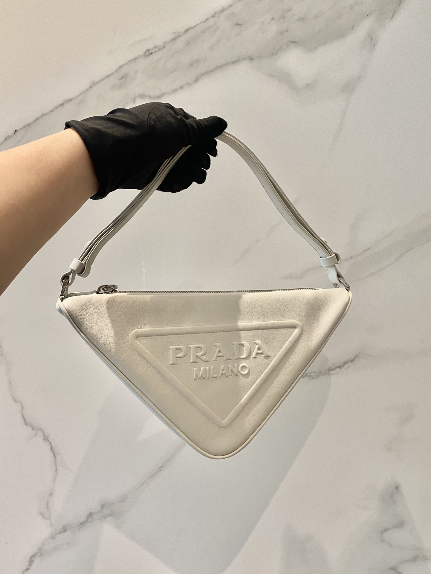 𝐏𝐑𝐀𝐃𝐀 Triangular bag 1NQ043