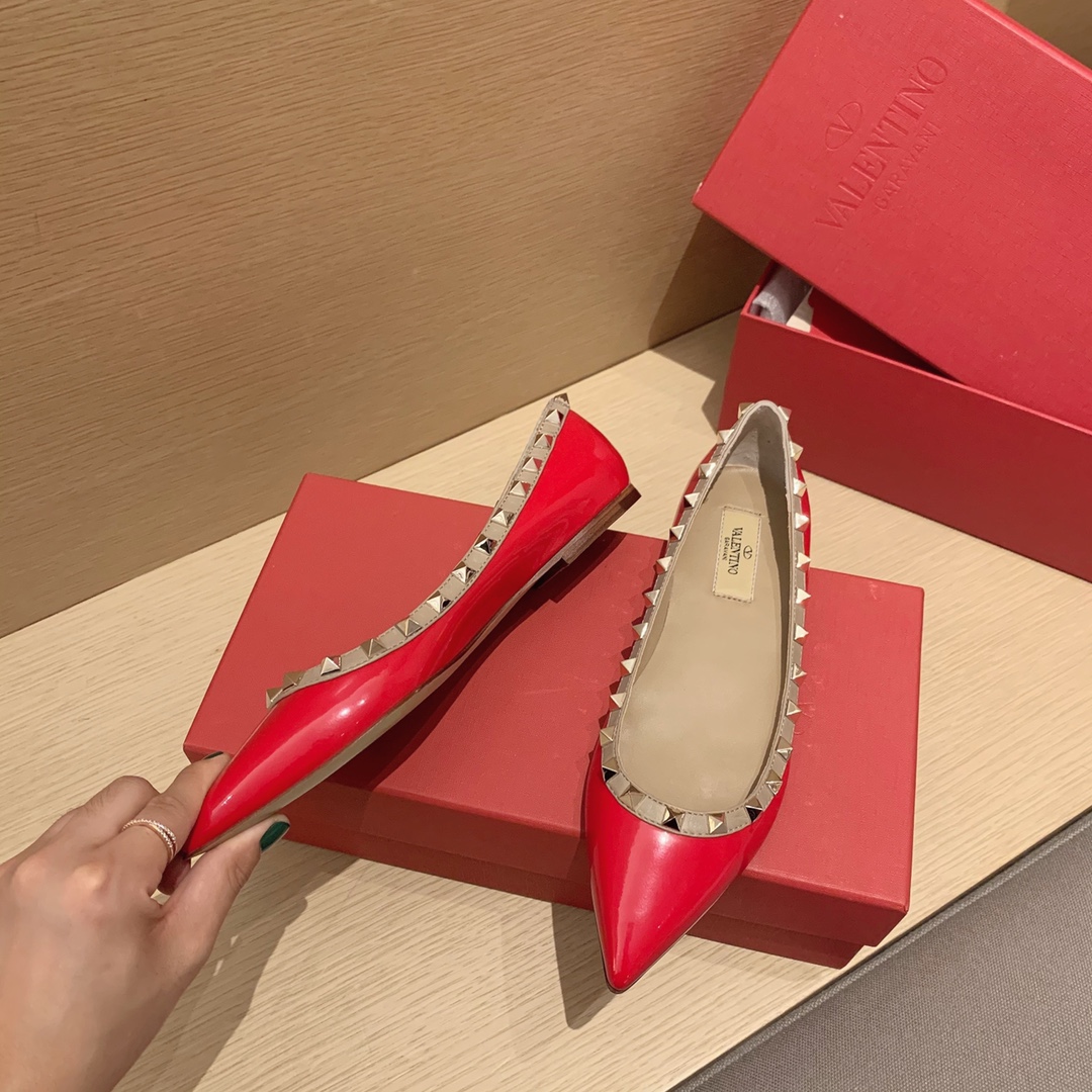 【Valentino】𝟐𝟎𝟐𝟏/𝐒𝐒 𝐧𝐞𝐰 Valentino studded flat shoes top version OEM level exclusive models