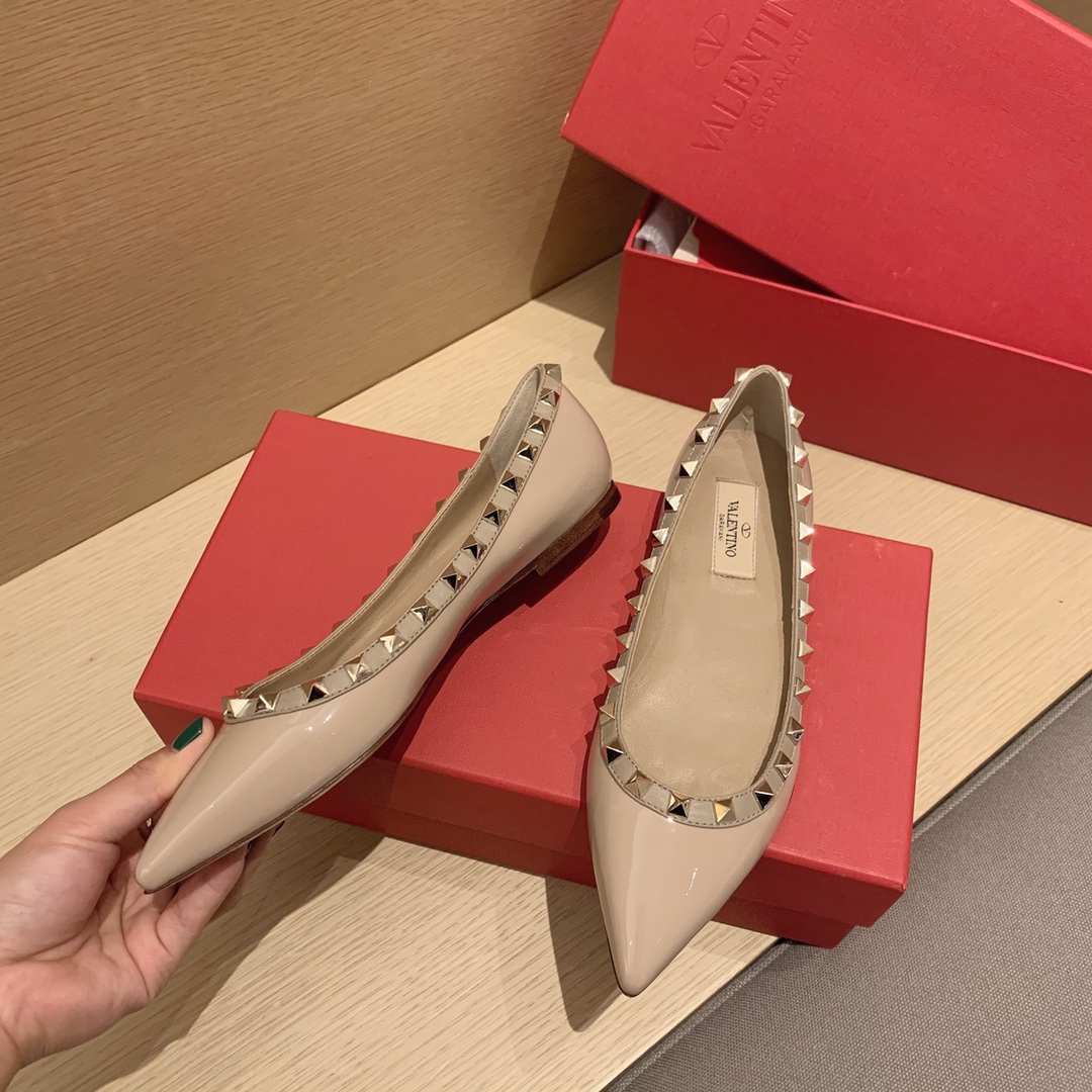 【Valentino】𝟐𝟎𝟐𝟏/𝐒𝐒 𝐧𝐞𝐰 Valentino studded flat shoes top version OEM level exclusive models