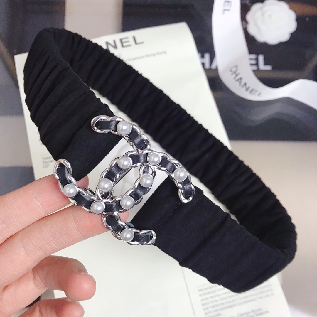 𝗖𝗛𝗔𝗡𝗘𝗟 Classic pearl lambskin elasticated waistband