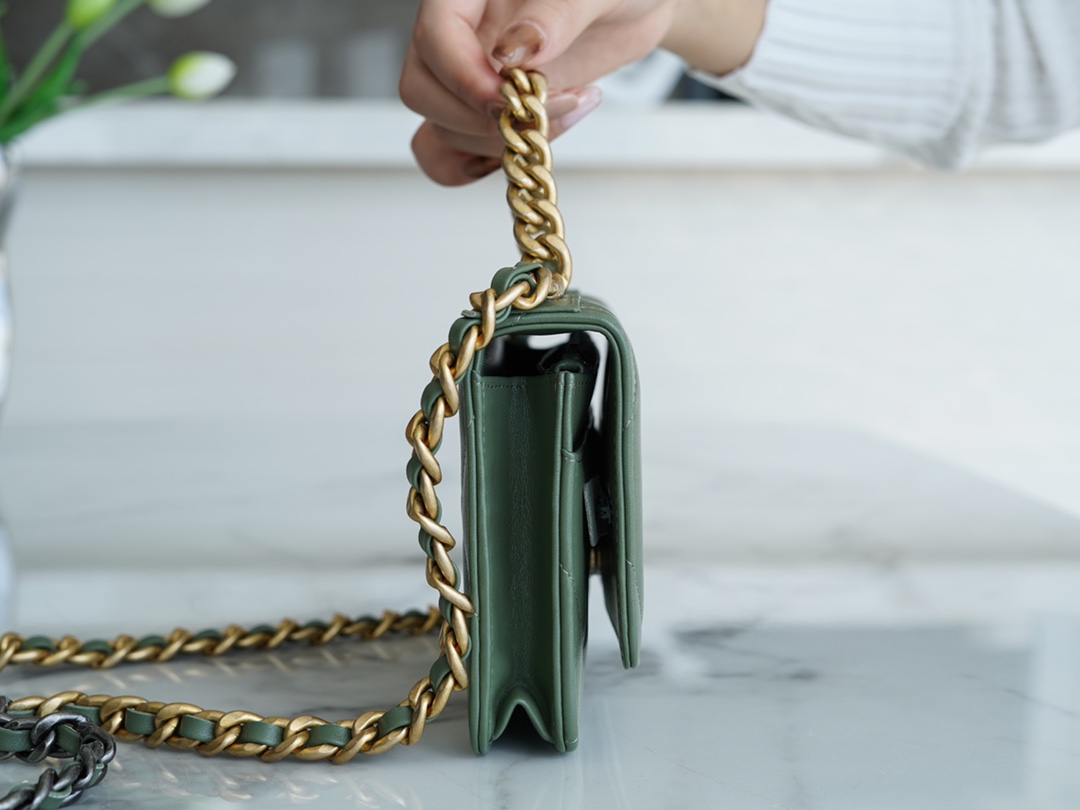 Chanel 19 bag 𝑾𝒐𝒄22C gold buckle matcha green