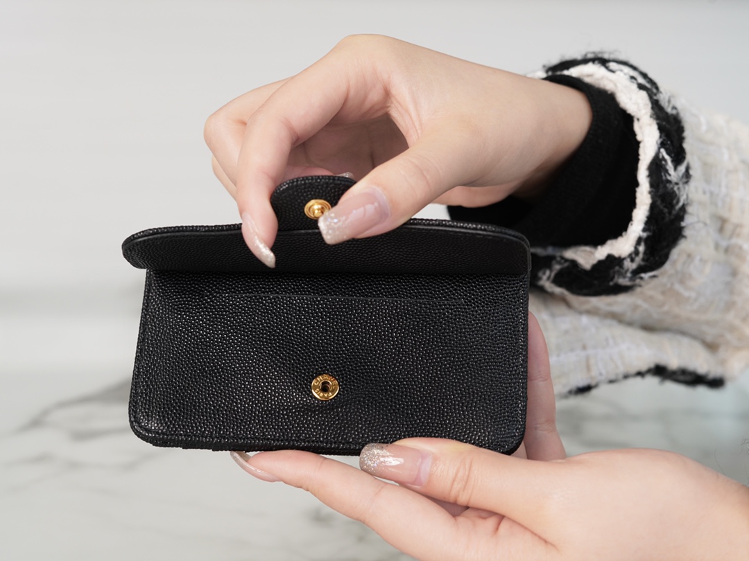 𝗖𝗛𝗔𝗘𝗡𝗟✦In exclusive channel special fine-grain embossed calfskin🐂 New for Spring/Summer 2020 | Zipper Coin Card Bag Black Gold🐂