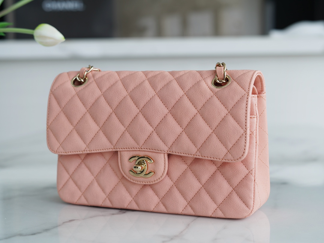 𝐂𝐇𝐀𝐍𝐄𝐋 Classic Flap washed cowhide is made from the most delicate calves just born Washed fetal cow Small Coral Pink🦩