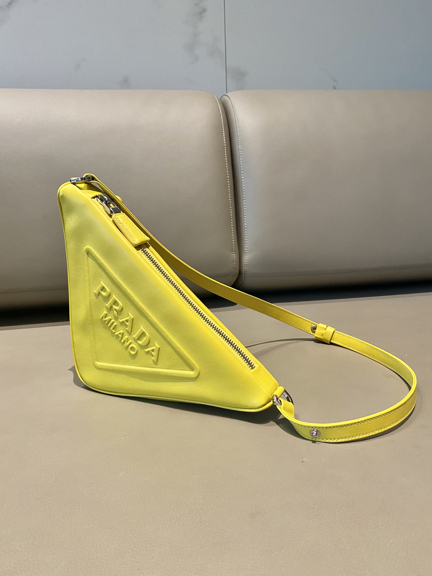 𝐏𝐑𝐀𝐃𝐀 Triangular bag 1NQ043