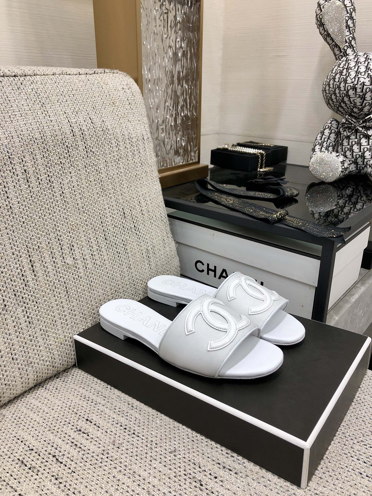 CHANEL 2023 spring and summer latest electric embroidery honey slippers Imported leather outsole