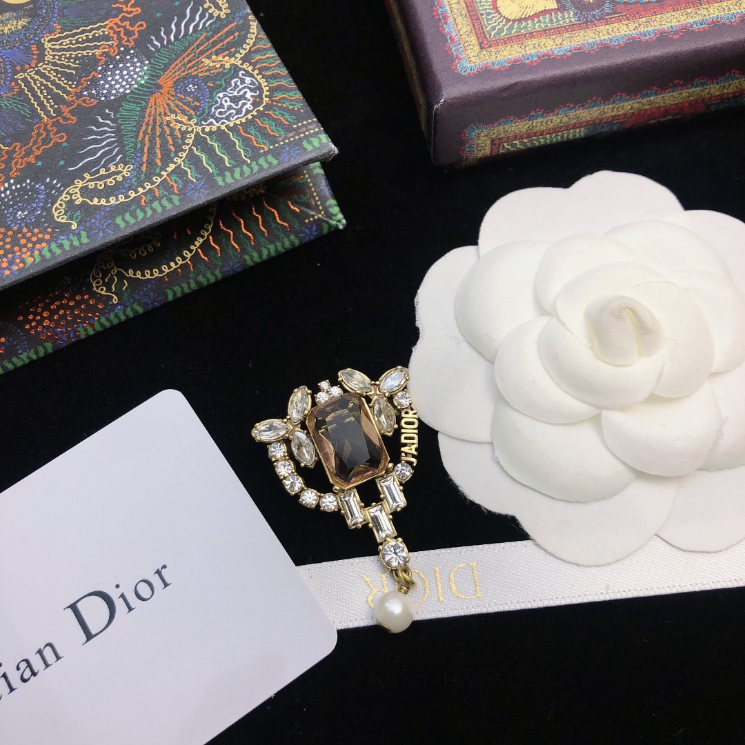 Dior CD letter pearl brooch