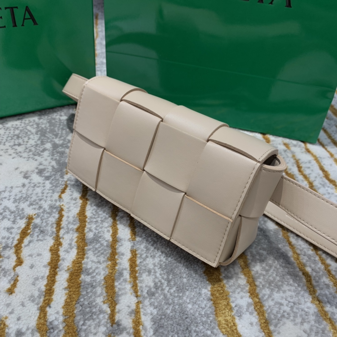 Bottega Veneta  𝗧𝗛𝗘 𝗕𝗘𝗟𝗧 𝗖𝗔𝗦𝗦𝗘𝗧𝗧𝗘 # 639367