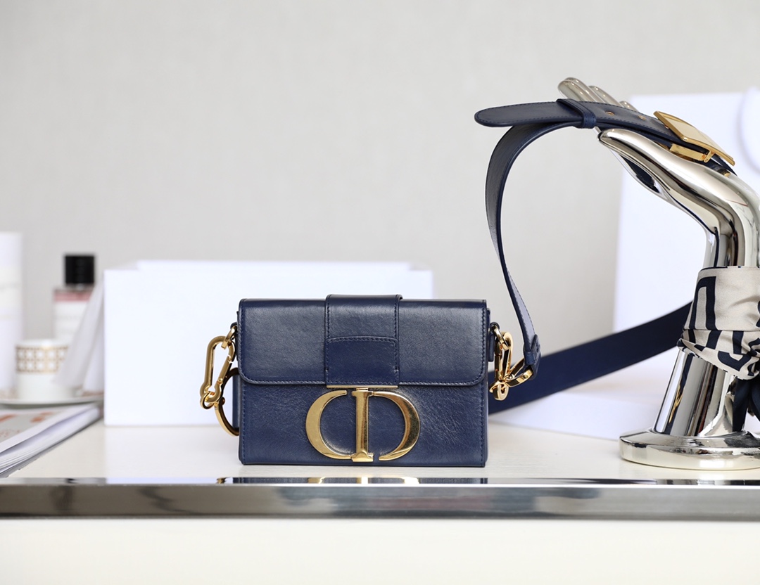 Montaigne navy blue 𝙢𝙞𝙣𝙞 box bag