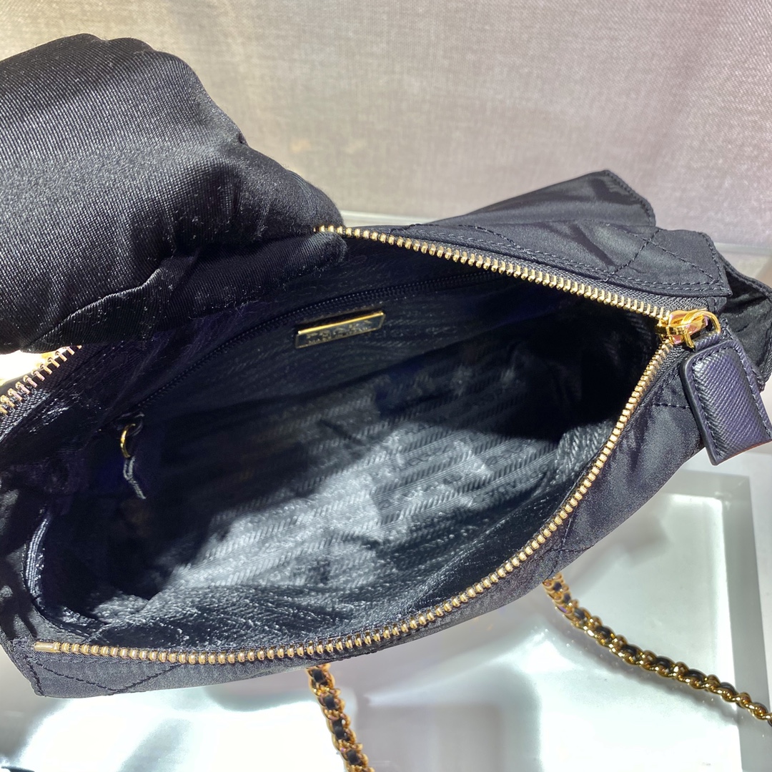 𝐏𝐑𝐀𝐃𝐀 Mid-vintage flip model