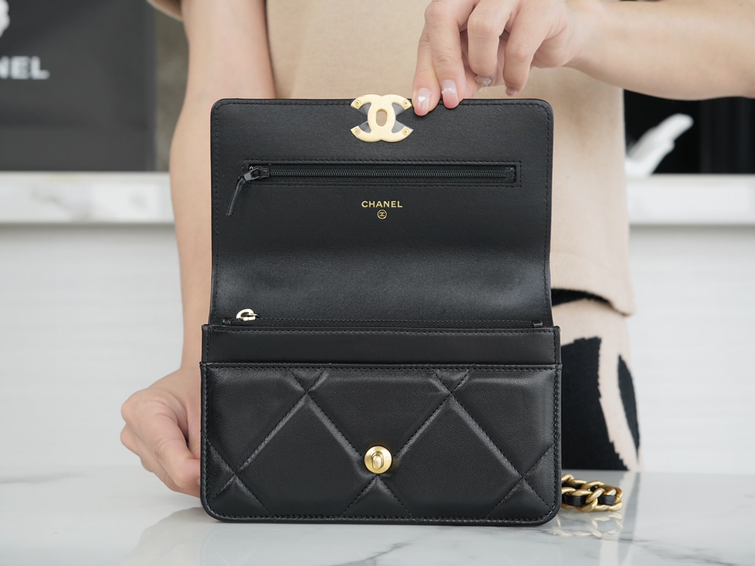 CHANEL 19Bag 𝑾𝒐𝒄 23p gold buckle black