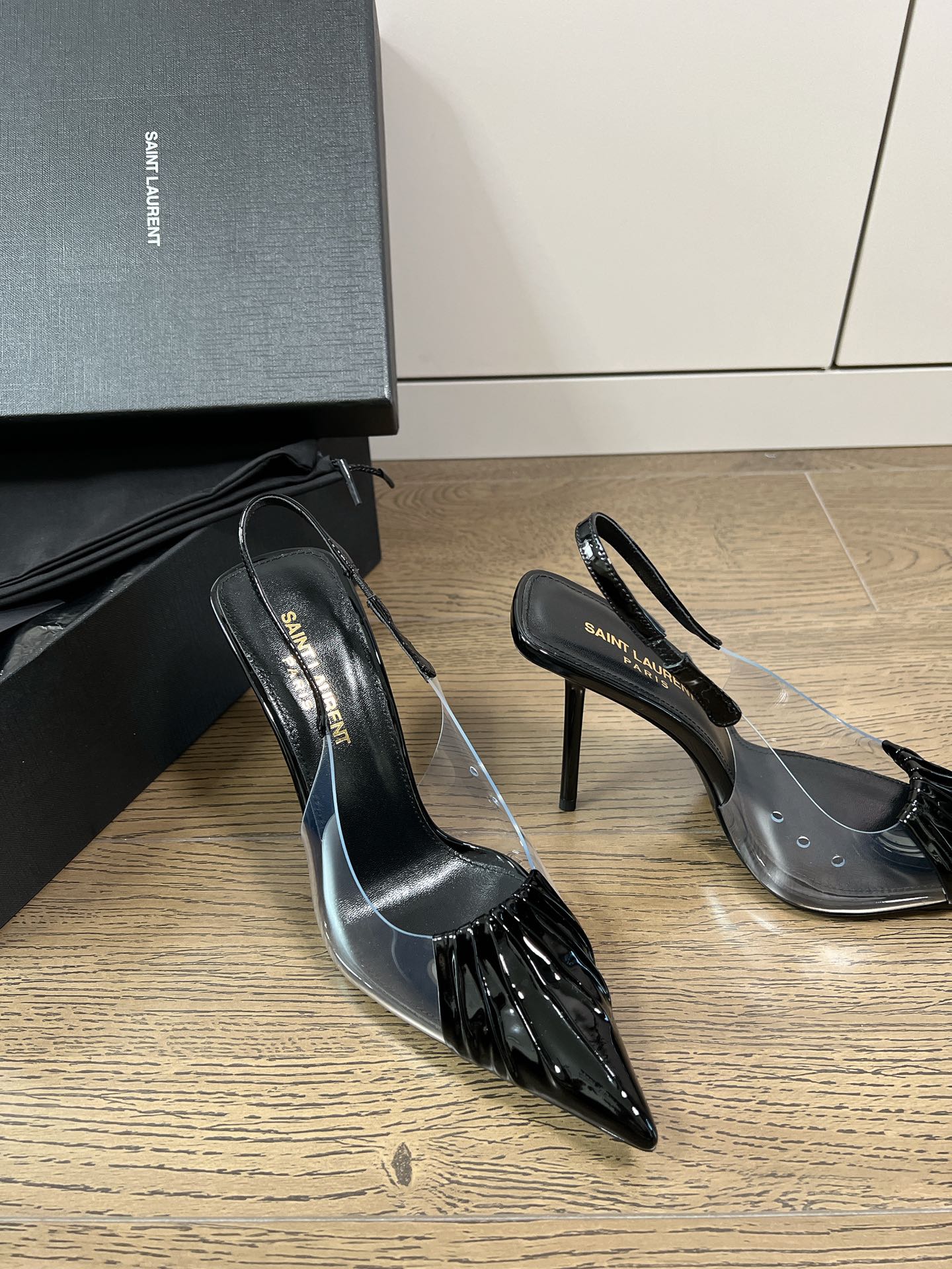 𝙎𝙖𝙞𝙣𝙩 𝙇𝙖𝙪𝙧𝙚𝙣𝙩 | 𝟐𝟎𝟐𝟐/𝐒𝐒 𝐧𝐞𝐰 YSL｜Runway models Saint Laurent high heels pvc film with patent leather pleated design