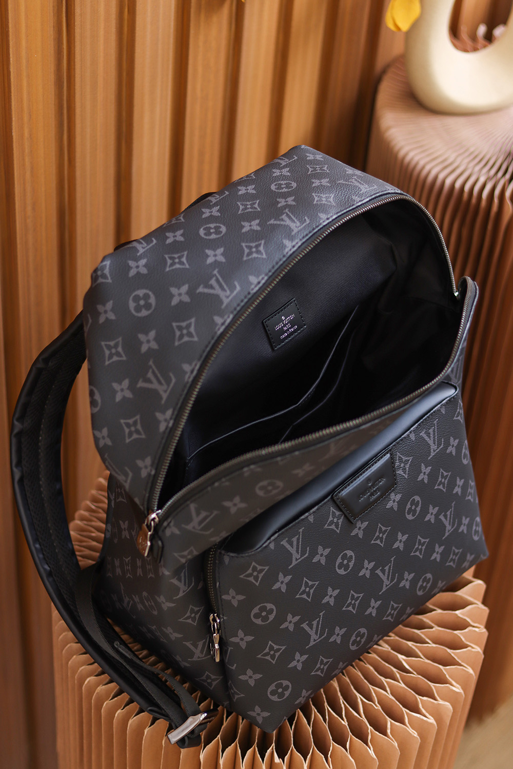 Louis Vuitton 𝘿𝙄𝙎𝘾𝙊𝙑𝙀𝙍𝙔 Backpack M43186