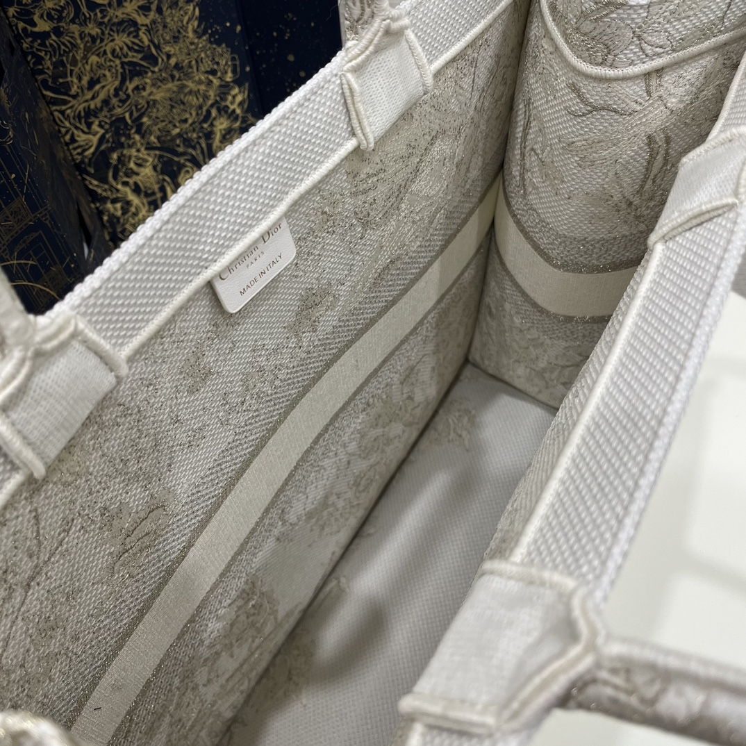 DIOR TOTE Christmas Limited Edition Collection