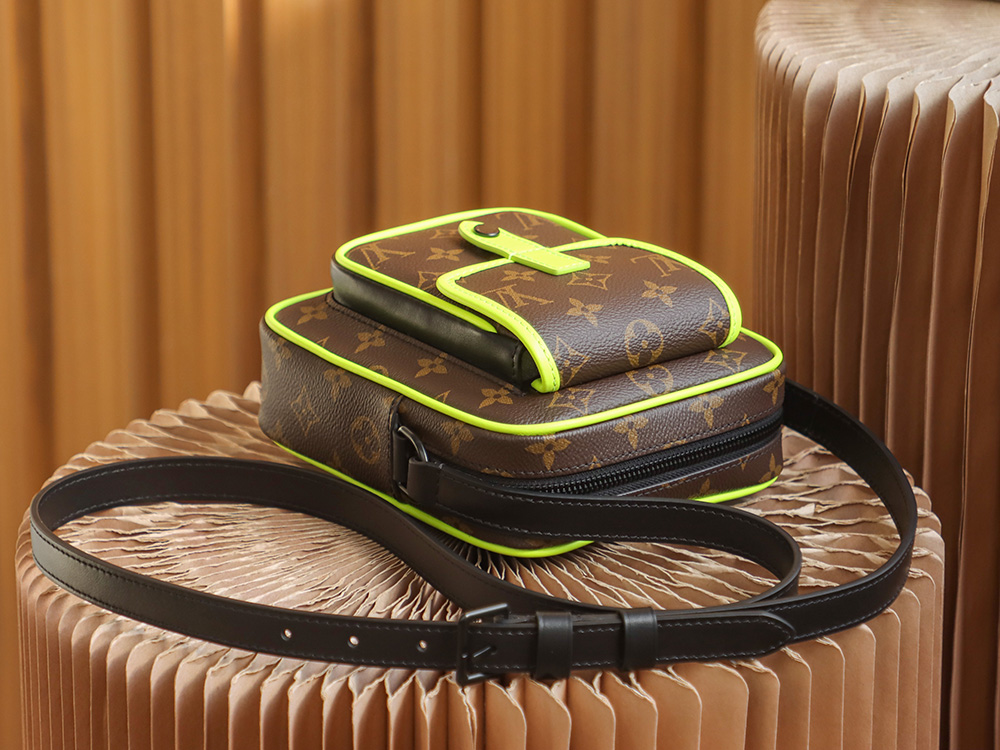 Louis Vuitton 𝐂𝐇𝐑𝐈𝐒𝐓𝐎𝐏𝐇𝐄𝐑 camera bag M69404