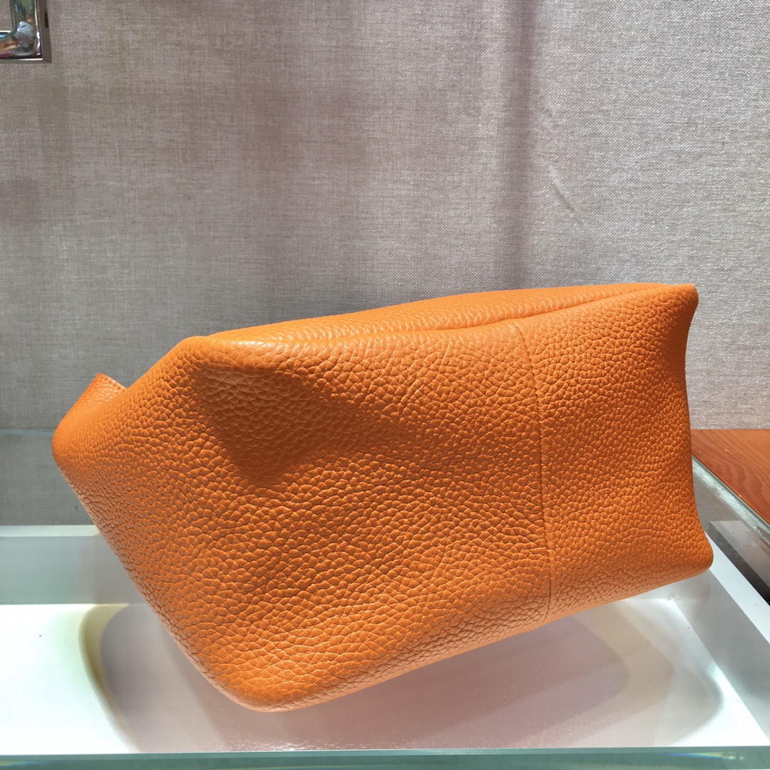 𝐏𝐑𝐀𝐃𝐀 New Bucket Bag