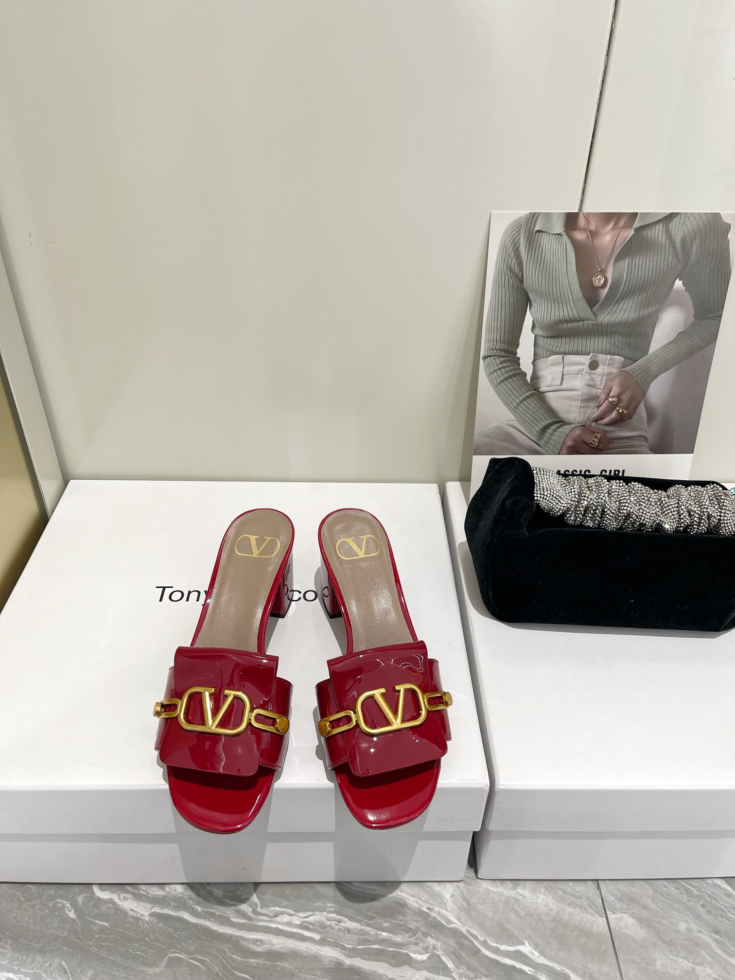 【Valentino】𝟐𝟎𝟐𝟏/𝐒𝐒 𝐧𝐞𝐰  Valentino 2022 / fw spring and summer new women's slippers