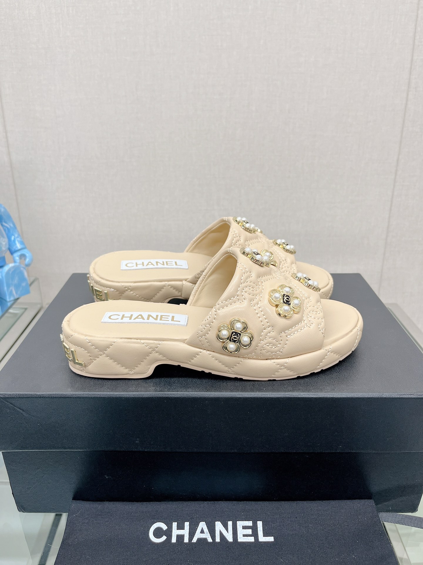 CHANEL water table thick bottom pearl flower slippers original rubber sole