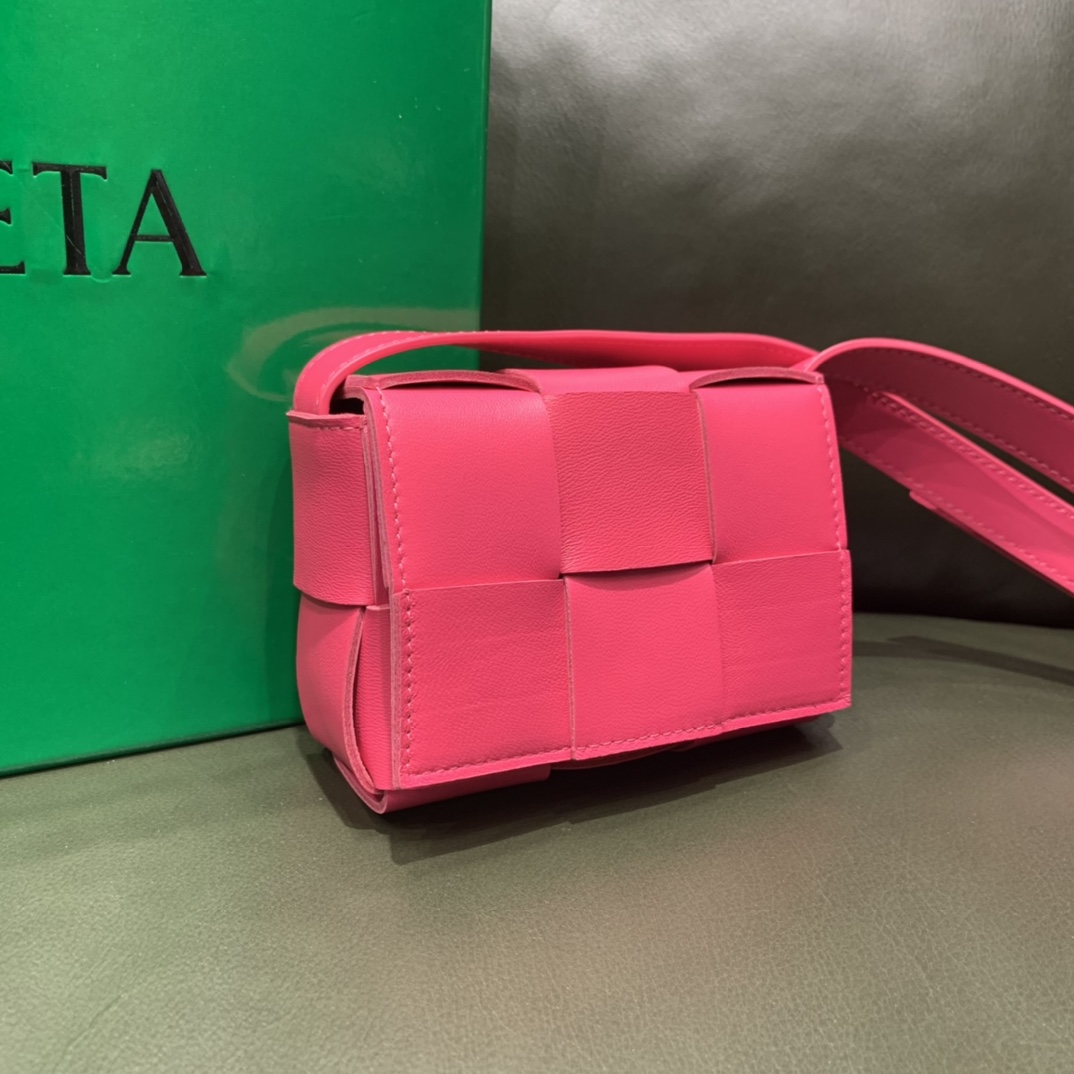 Bottega Veneta  MINI CASSETTE #666688