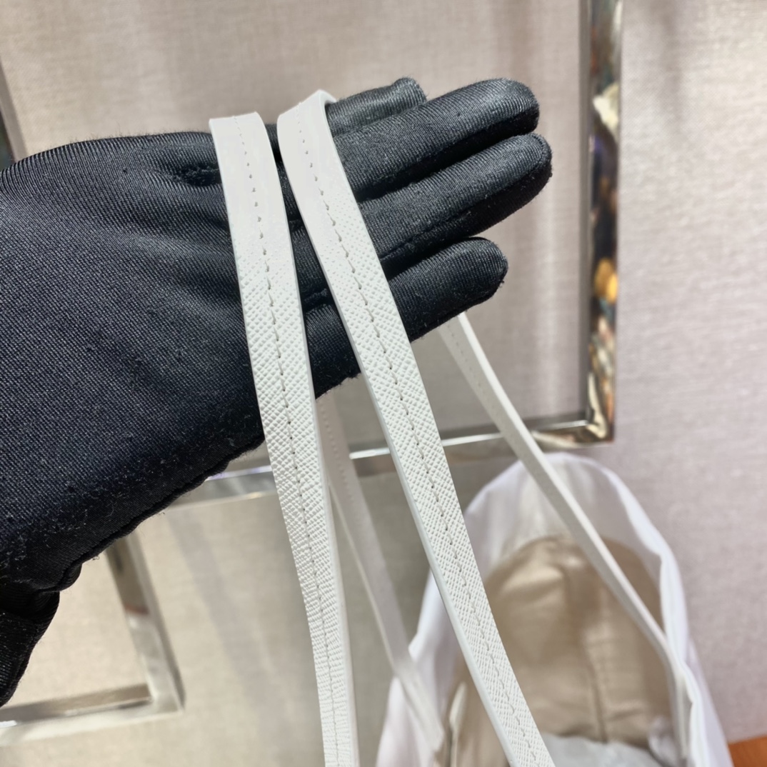 𝐏𝐑𝐀𝐃𝐀 Tote bag 1BG107