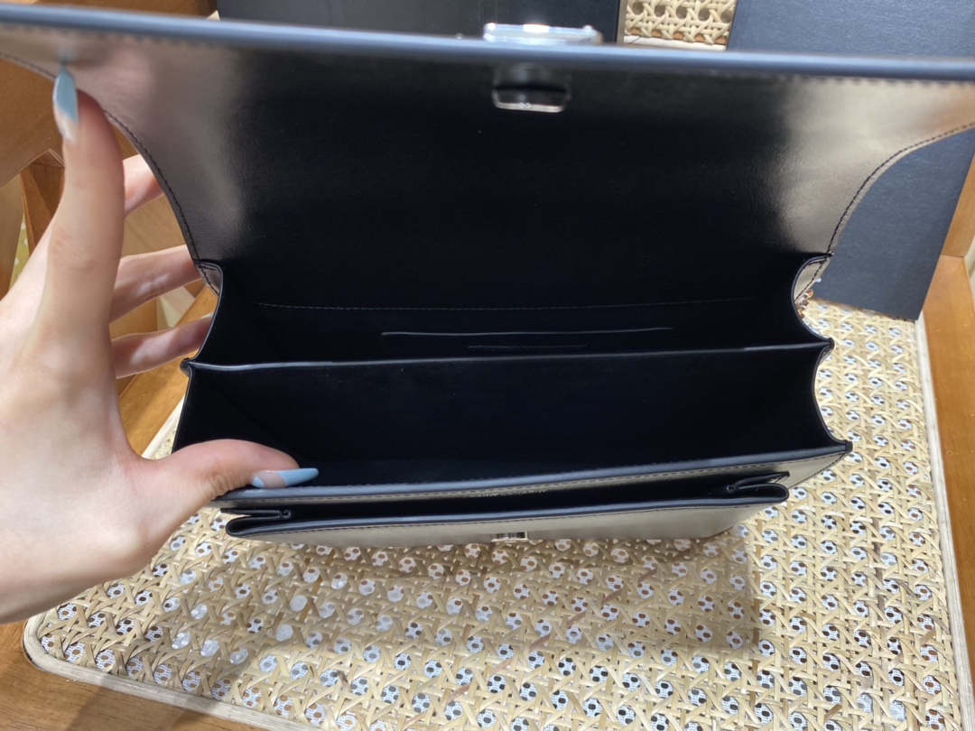 SAINT LAURENT 𝑺𝒖𝒏𝒔𝒆𝒕 𝟮𝟮𝒄𝒎 #442906Original leather