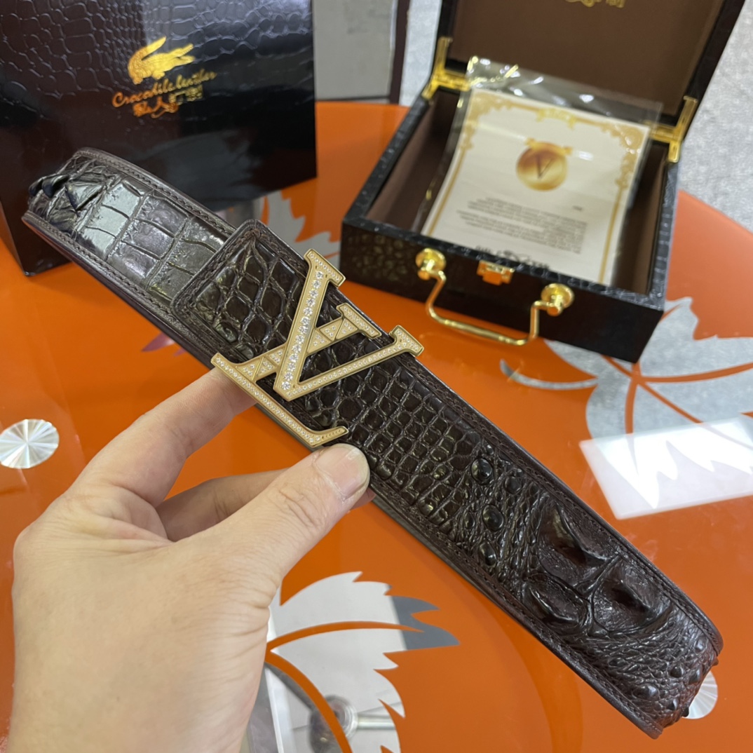 LOUIS VUITTO uses real crocodile 🐊🐊 skin and bone back skin for the body. There is no splicing at the tail